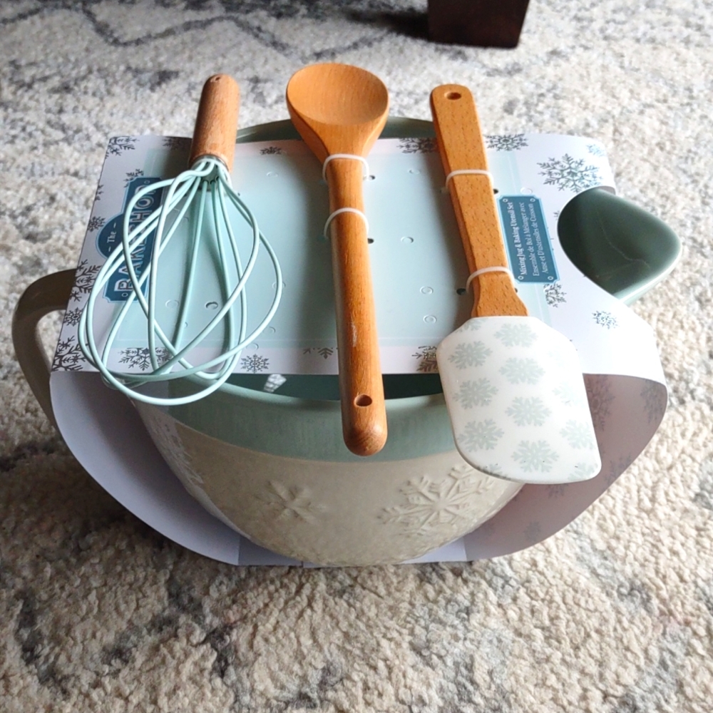 NWT Mixing Bowl and Utensils set